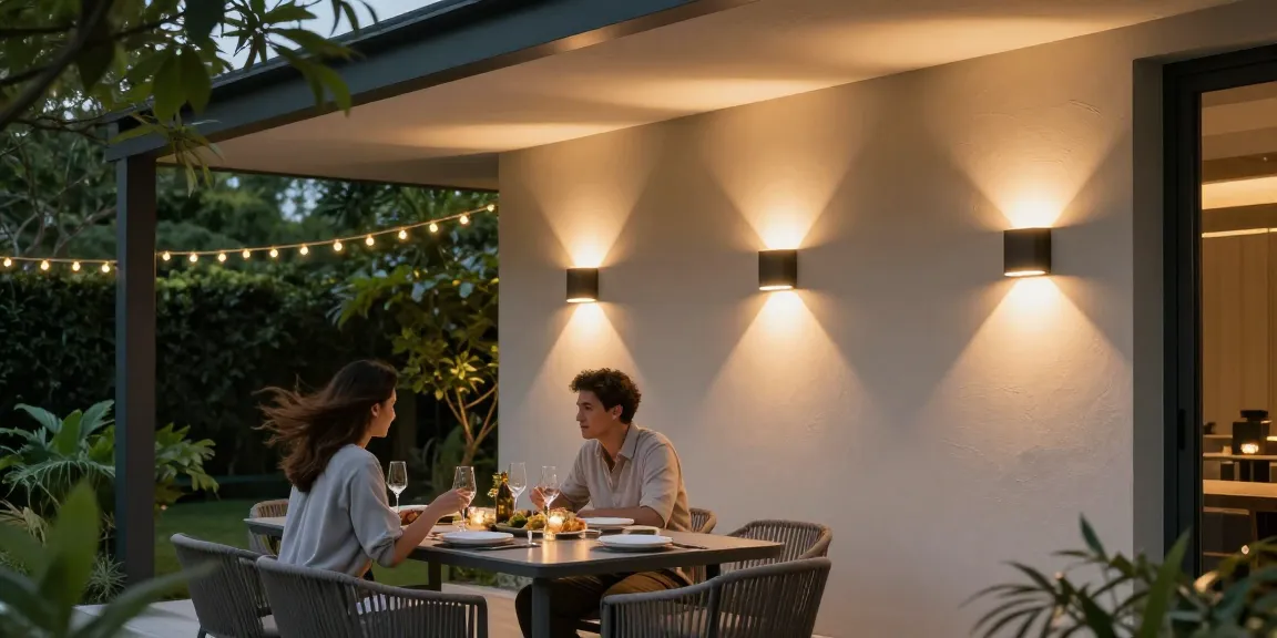Aplica led exterior iluminând o terasă modernă, creând o atmosferă plăcută pentru o cină romantică.